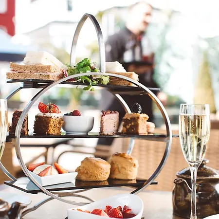 The Royal Yacht 4*