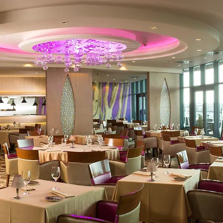 The Royal Yacht 4*