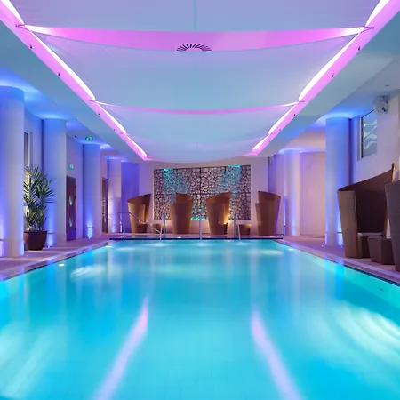 The Royal Yacht 4*