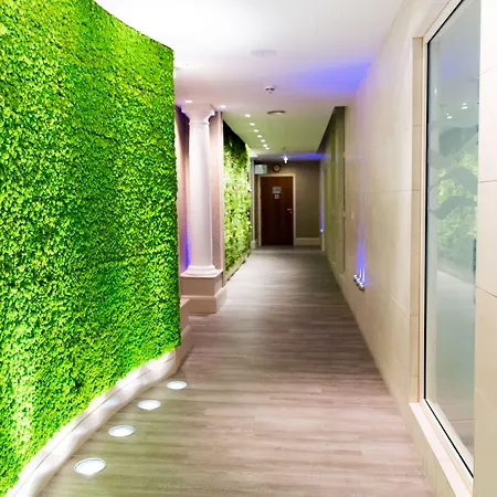 호텔 The Royal Yacht 4*