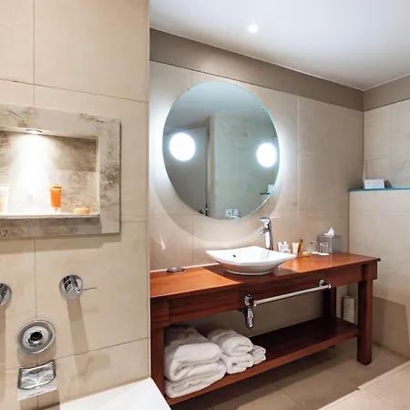 The Royal Yacht 4*