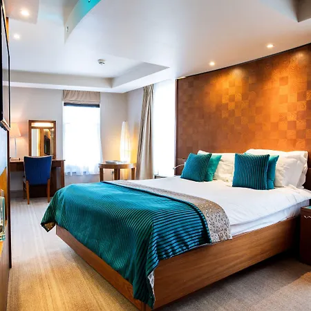 The Royal Yacht 4*