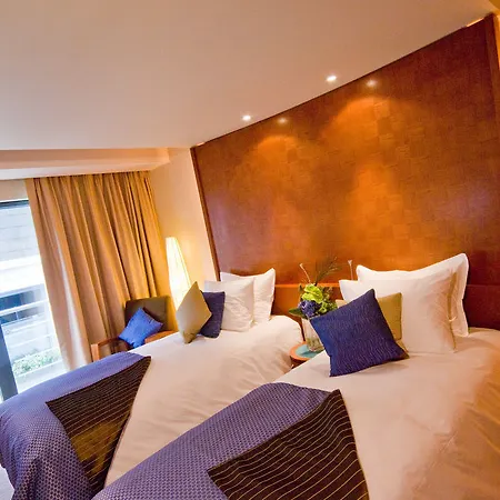The Royal Yacht 4*